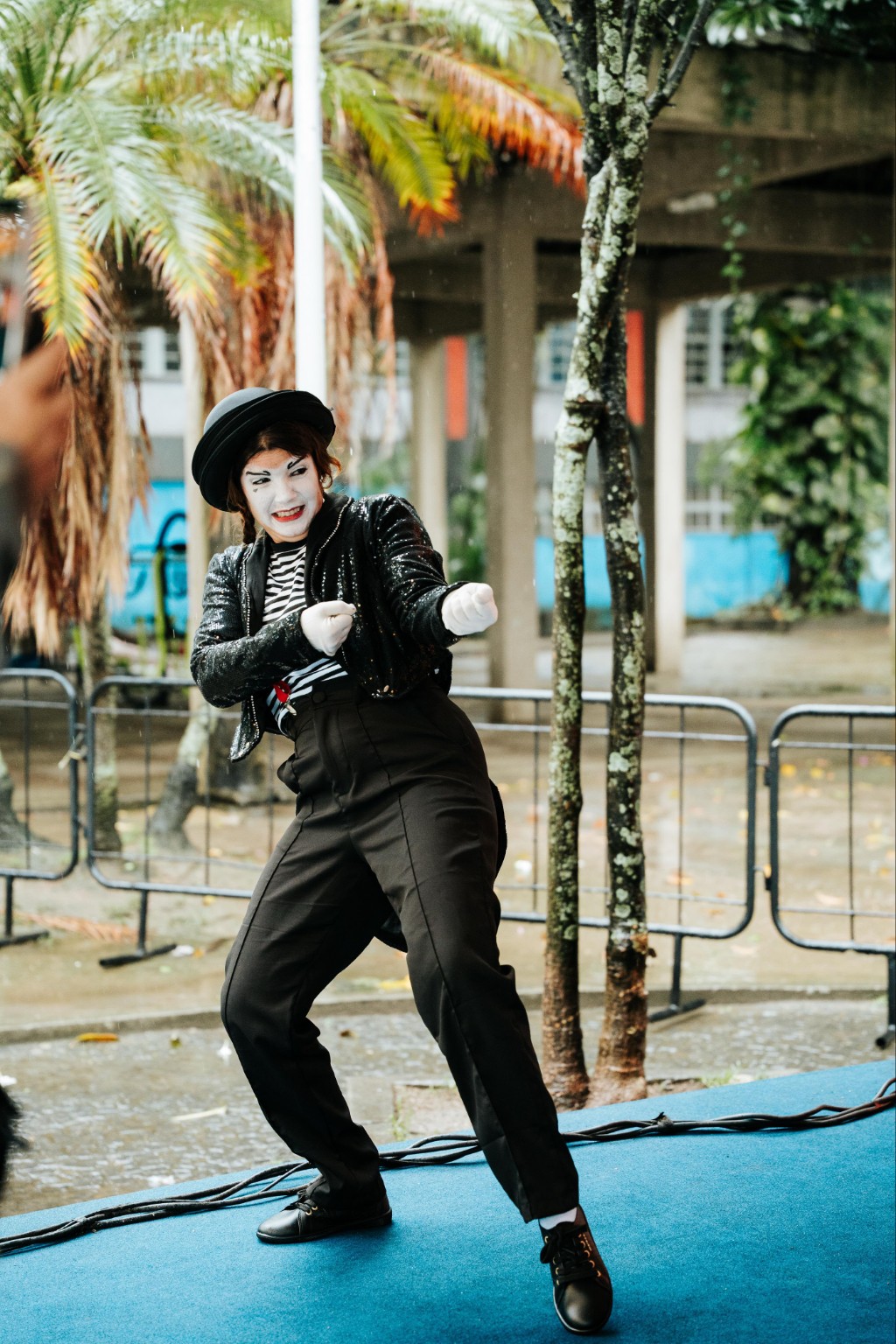 Mária Ribeiro in a mime performance