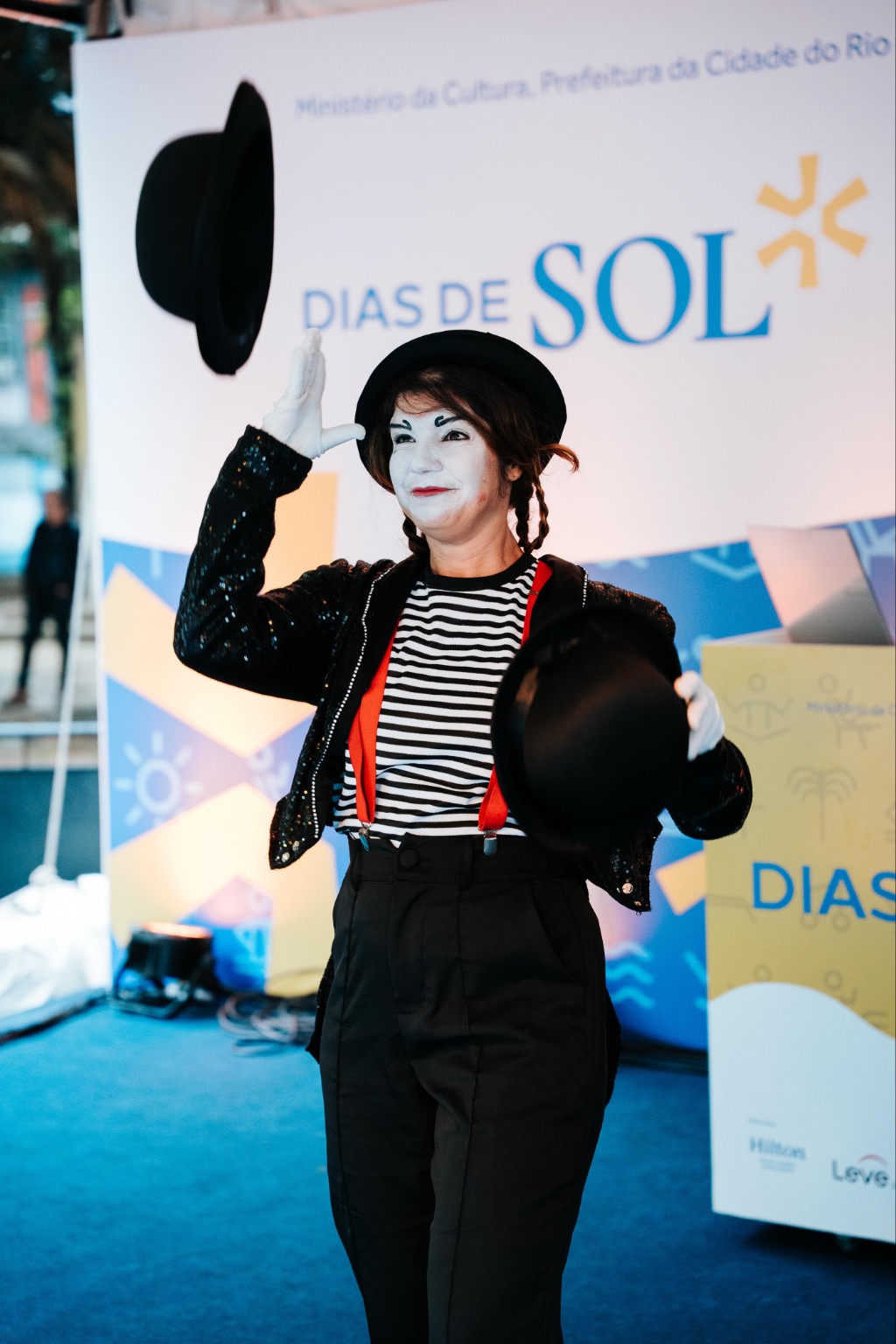 Mária Ribeiro performing mime with a bowler hat