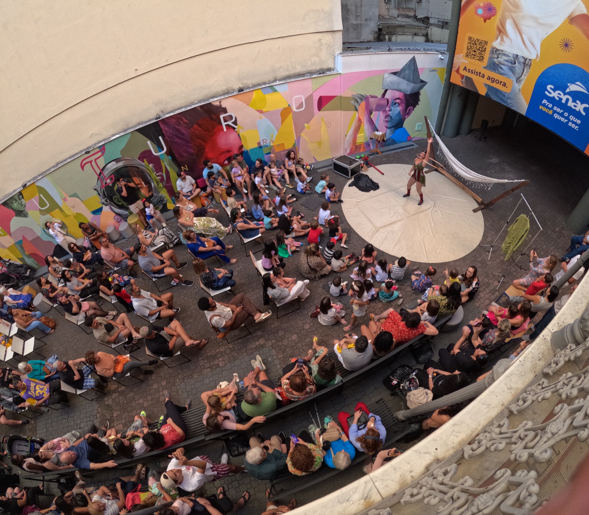 Large audience surrounding the VENETA performance